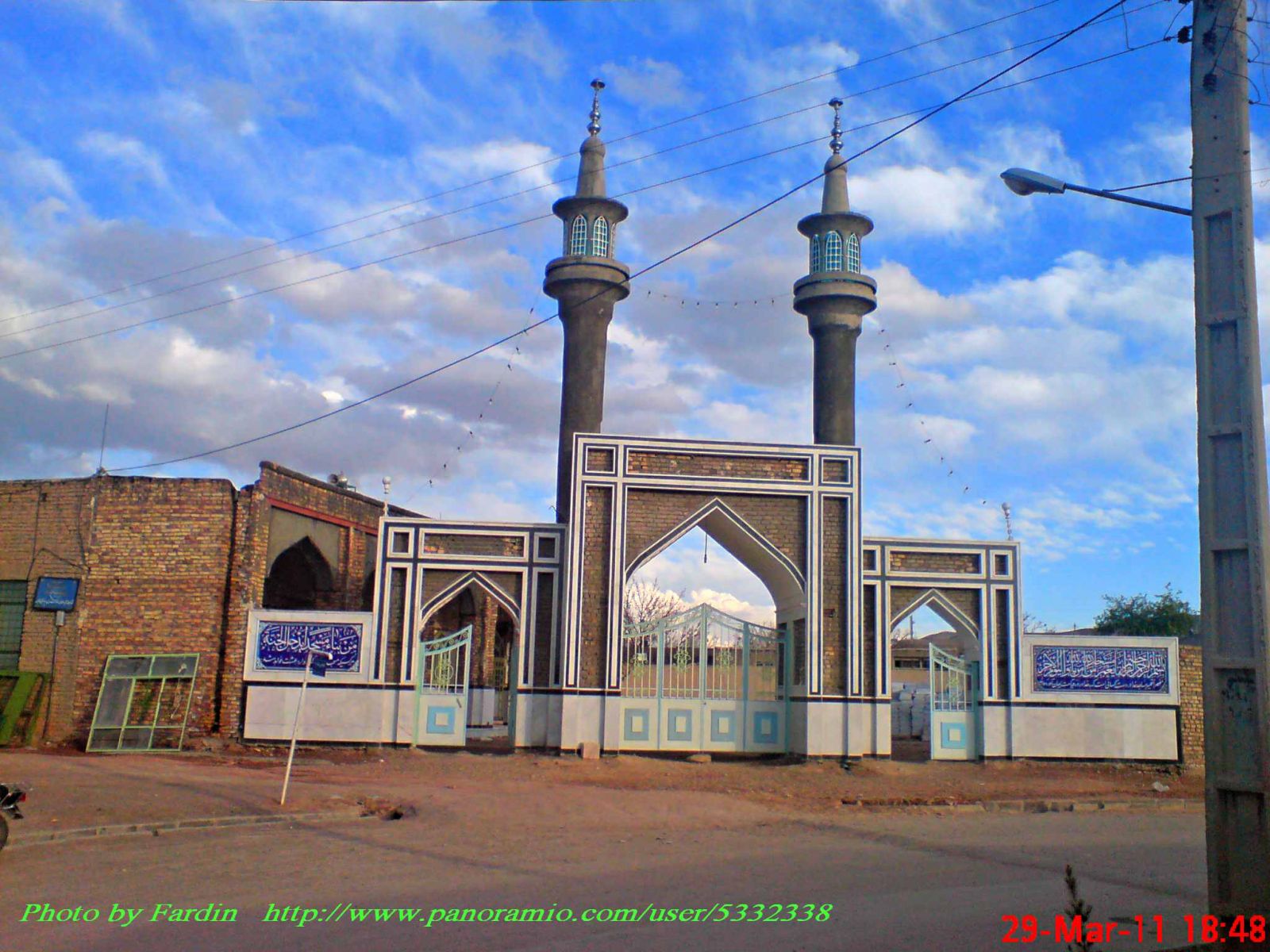نمایی از گل دسته های مسجد وحسینسه شهرک قدس
