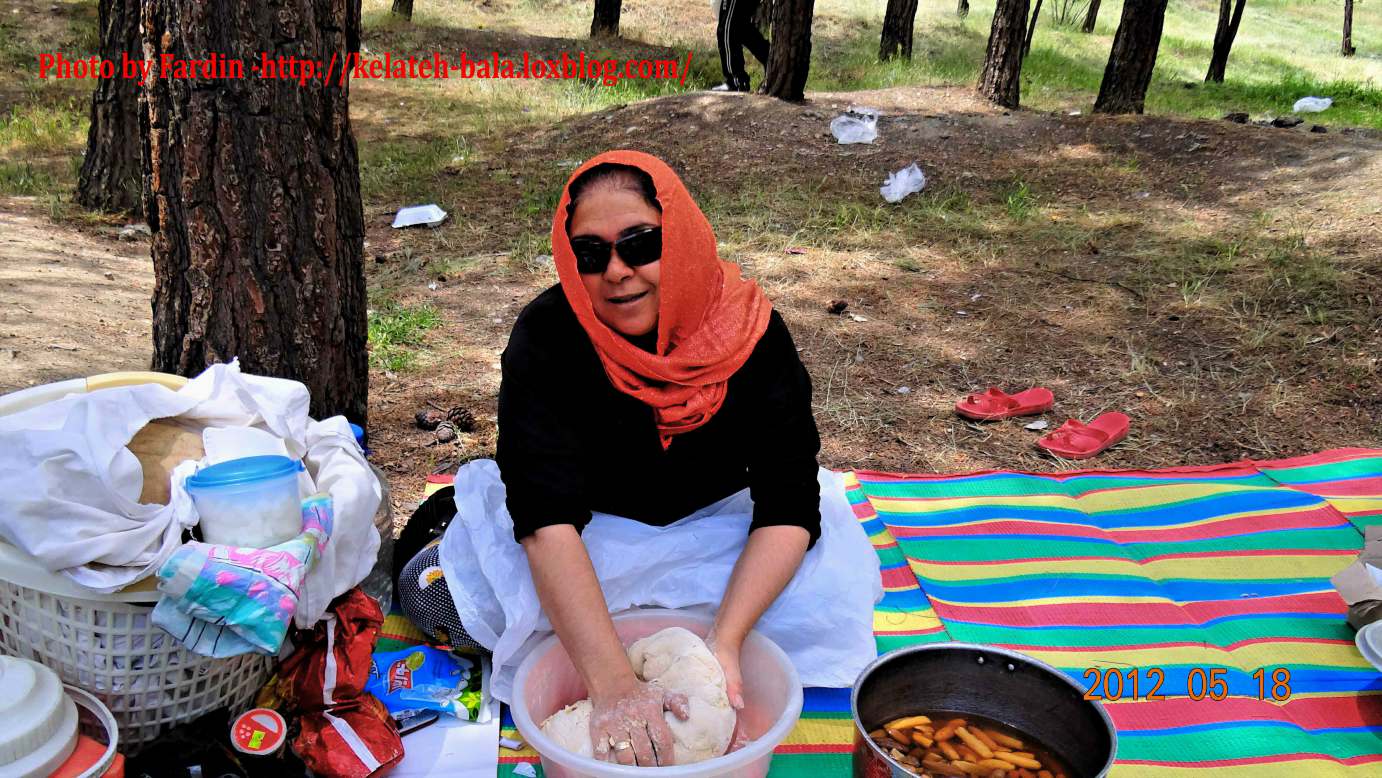خانم آقای مرادی در حال آماده نمودن خمیر کماچ